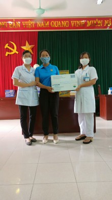 Đ/c Nguyễn Thị Mai- Chủ tịch CĐ trường Mn Cao Viên tặng quà các y bác sĩ làm công tác phòng chống dịch