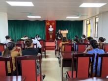 Đ/c Nguyễn Thị Hoa- Bí thư chi bộ, Hiệu trưởng nhà trường chủ trì buổi họp