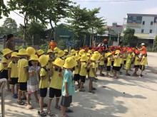 Các bé lớp MG 5 tuổi tham gia hoạt động trải nghiệm tại khu vui chơi thôn Trung