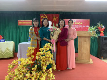 Đ/c Nguyễn Thị Hoa- Bí thư chi bộ Hiệu trưởng nhà trường tặng hoa chúc mừng Đại hội