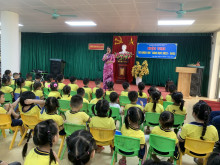 Cô giáo Nguyễn Thị Hoa- Bí thư chi bộ, hiệu trưởng nhà trường khai mạc hội thi