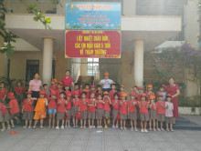Các con học sinh khôi 5 tuổi thăm quan Trường Tiều học