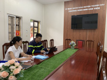 Đồng chí Nguyễn Thị Thuý Nga- PHT tiếp cán bộ kiểm tra công tác PCCC tại trường