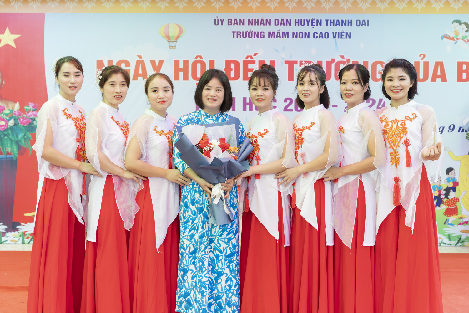 Cô giáo Nguyễn Thị Lý- Bí thư chi bộ- Hiệu trưởng nhà trường chụp ảnh cùng đội văn nghệ