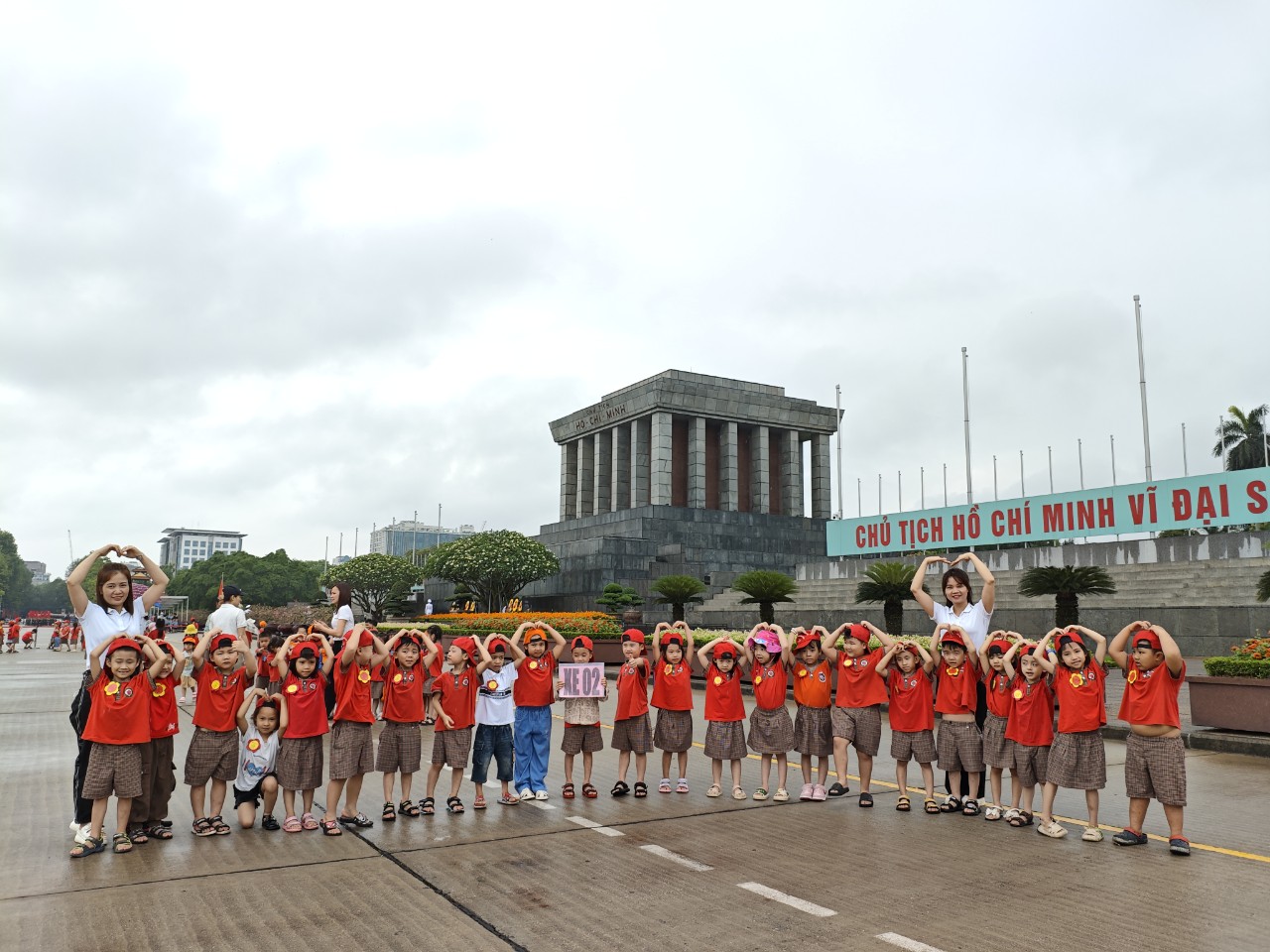 Các con học sinh tham quan lăng bac Hồ