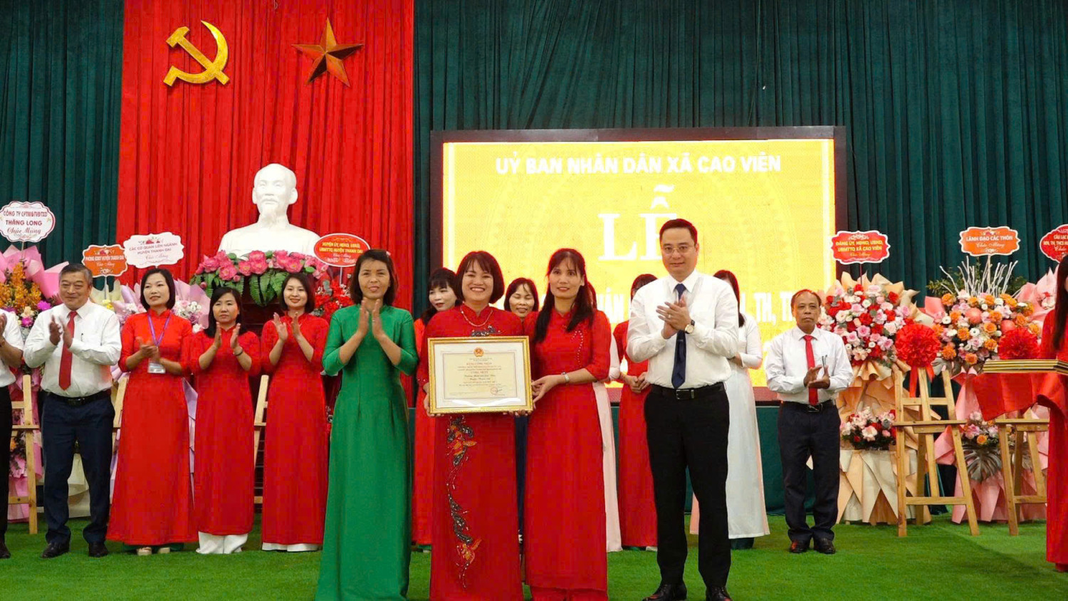 Đồng chí Bùi Văn Sáng- Chủ tịch UBND Thanh Oai trao bằng công nhận cho BGH trường MN Cao Viên